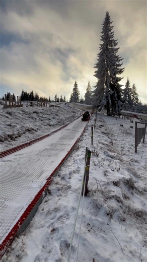 🎉 Primii noștri oaspeți au testat deja pârtia de tubing! ❄️ Cei mici și cei mari, singuri sau în echipă, un lucru a fost comun pentru toți: adrenalina și zâmbetele! 😄🔥 👉 Vino și tu să încerci! 🏔️✨ 🎉 Az első vendégek már kipróbálták a tubing pályát! ❄️ Kicsik és nagyok, egyedül vagy csapatban, ami közös volt mindenkiben: az adrenalin és a mosoly! 😄🔥 👉 Gyere és próbáld ki te is! 🏔️✨ #oxygenresort #romania #tubing #snow #mountain