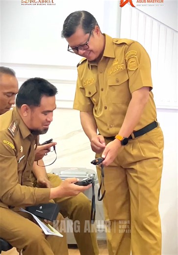 Wargi Subang, alhamdulillah hari ini jajaran Pemkab Subang telah menggunakan HP satelit untuk berkomunikasi antara Bupati, Wakil Bupati, kepala dinas, dan camat. Alat ini bikin koordinasi bisa tetap jalan di seluruh penjuru Subang, jadi pelayanan ke masyarakat makin cepat dan makin ngabret. #kangakur #subangngabret #wakilbupatisubang