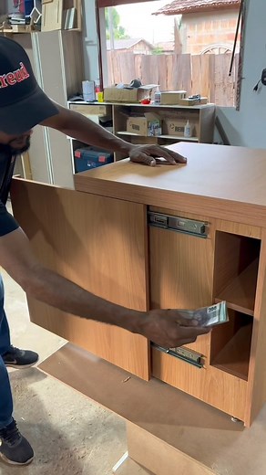 FernandoG.Marceneiro on Instagram: "Que tal uma mesa de cabeceira com 4 compartimentos secreto? Aqui eu usei o MDF Proa da Flora Para um móvel inusitado.para aqueles que querem guardar dinheiro, joias e outro bens dentro de casa. Gostou da dica ? Siga a @floramdfoficial e @luzzomdf e veja outras opções de MDF para sua mesa de cabeceira."