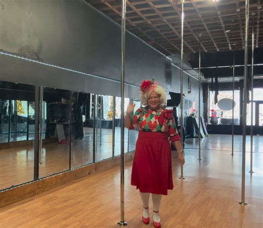 Mrs. Claus’ GPS didn’t quite take her to the “North Pole” 🎄 She ended up at Smash instead! 🤭 Come join Intro to Pole Fitness every Thursday at 7pm! 💪😊 #aerialists #polefitness #polesport #strongerthanyouthink #ConfidenceGoals | Smash Studios & Fitness Aerial Arts