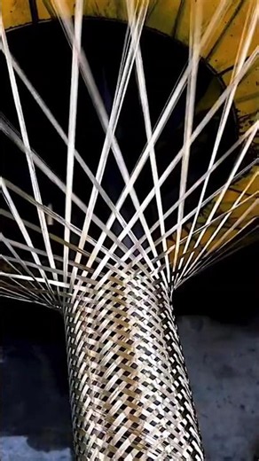 数十本の糸を編んで金属の網を作る技術