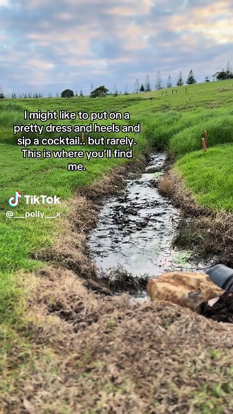 People don’t believe me when I tell them I’m a farm girl at heart. I’ve vaccinated lambs, I’ve rounded up cattle on foot (for fun), I’m happier in a swag than a hotel… if I can dig my toes in the grass and have messy hair from the wind, then that’s where I’m most happy. #countrylife #nature #swagging #camping #notacitygirl