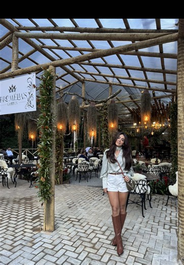 Cafeteria em Pedra Azul com ópera e bromélias