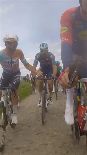 30” of Paris-Roubaix 𝐦𝐚𝐝𝐧𝐞𝐬𝐬. 🤯#TheWolfpack