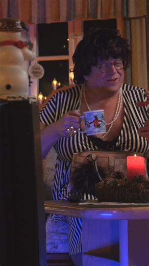 Heiko Harig on Instagram: "🎄 Sogar Oma Gertrud sitzt schon bereit ... ✨ Der Fernseher ist an, die Vorfreude groß – heute geht’s los mit „“Mein wunderbunter Weihnachtsteller““. ❤️ Wenn Oma Gertrud einschaltet, weiß man: Jetzt ist Weihnachten. 🎄✨ 👉 Heute um 20 Uhr: Mein wunderbunter Weihnachtsteller – jetzt im Fernsehen! 📺 Sachsen Fernsehen & Sachsen EINS 🎄 Zusätzlich an den Feiertagen 💻 In der Mediathek ▶️ Und wie immer auch auf YouTube @stefanie.hertel @lanny.lanner.official @johanna.mross