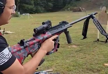 斯太尔AUG全自动射击