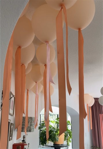 There’s no need to waste helium on Mom this year. The viral balloon hack with extra long ribbon is an easy party decor trick for pretty brunch vibe. #balloondecoration #birthdaypartyideas #mothersdaybrunch #balloondecorations