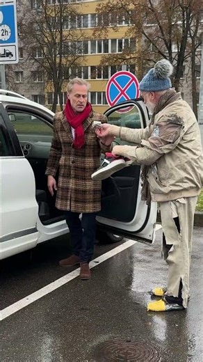 Homeless man returns money… shocking moment 💰