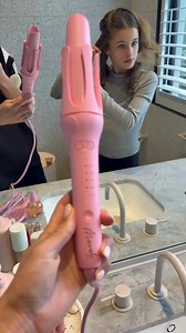 Bec Judd’s daughter Billie using the Auto Curl Tong like an absolute pro 😍🎀 The secret? A tool that literally does the curling for you 🤭 💗 Automatic curl chamber = effortless curls 🎀 Tangle-free design (no fear factor!) 🌸 Beginner-friendly for tweens, teens & busy mums ✨ Smooth, shiny finish every time If she can curl this easily… imagine what you can do 💕 | Mermade Hair