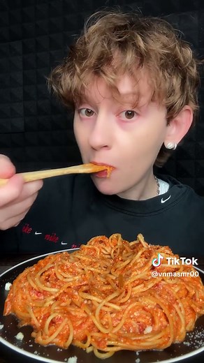 Spaghetti Mukbang: Enjoying Delicious Pasta Dishes