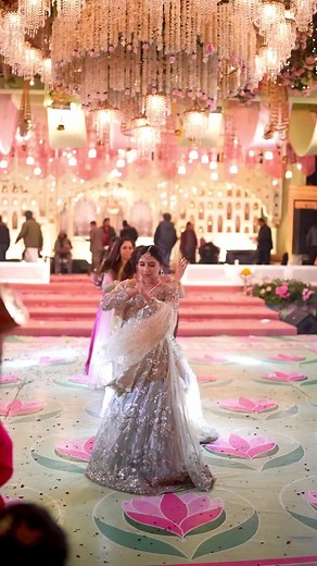 #weddingshadding #pakistanifashion #weddingdress #weddingphotography #pakistanibride #dholki #mehndinight #desiwedding #Wedding