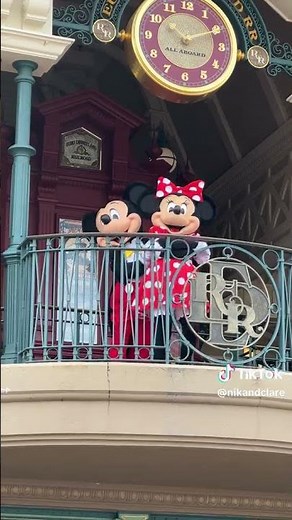 Cute love moment of Mickey and Minnie Mouse at Disneyland Paris #6 (HD)