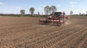Start-up of a MAXIMA 3 TIL e 8 rows nearby Milan in 🇮🇹 Equipped with a front hopper TF 1512, this seed drill also has a section control system by GPS and RTK signal which ensures the seeding precision. Find out more about the MAXIMA 3 range ⏩https://www.kuhn.com/zoom/MAXIMA_3/com_en/index.html | KUHN