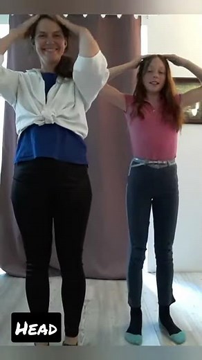 Chanson mimée sur le corps "tête épaules et genoux pieds" en français puis en anglais !