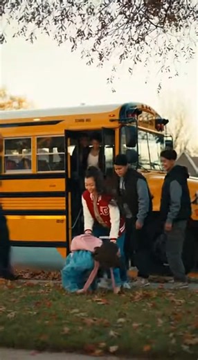 Little girl had his bus seat stolen by an older kid and was forced to stand for two hours — Then got bullied after getting off. But what the bus driver did next shut everyone up. Chapter 1: The Yellow Prison The air inside Bus 42 always smelled like a mixture of stale diesel, humid teenage sweat, and hopelessness. For ten-year-old Maya, it was a daily prison sentence she had to survive twice a day. Today was worse than usual. It was a Tuesday in late October, the kind of afternoon where the Virg