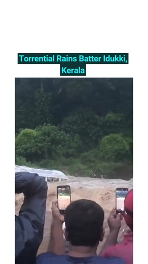 Heavy rain lashes Idukki, Kerala — flooding homes in Nedumkandam and Kattappana. A traveler vehicle was washed away in Koottaar as water levels continue to rise. Stay safe and alert. #Idukki #KeralaRains #FloodAlert #HeavyRain #KeralaWeather #Monsoon2025 #StaySafe #ViralVideo #OI | Oneindia News