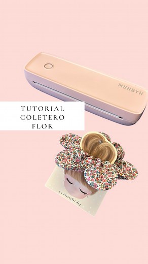 COLETERO FLOR🌸 Hoy te traigo un tutorial súper fácil por si tienes que hacerle un detallito de última hora a esa persona especial 🥹 Un coletero pero esta vez en forma de flor! 🌼 Es una costura muy sencilla que tendrás lista en menos de 15 minutos! 🎁PATRÓN GRATUITO: para descargar el patrón debes ir a mi página web y descargarlo desde allí sin coste 😍. Tienes que seguir los pasos de una compra normal pero a coste 0€ 🤗lo recibirás de forma automática en tu correo electrónico! Aprovecho para 