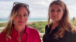 CONDO DE RÊVE EN BORD DE MER HUTCHINSON ISLAND 20 MINUTES AU NORD DE PORT ST. LUCIE AVIS AUX INVESTISSEURS POSSIBILITÉ DE LOUER LE CONDO UNE FOIS ACHETÉ! $$$ À VOIR ABSOLUMENT! Attendez de voir le condo que Katy Simard et moi allons vous présenter aujourd’hui! J’ai rarement vu un condo situé aussi près de l’océan…Un condo parfait qui n’attend que vous, prêt à recevoir un couple de Québécois chanceux! Il se trouve à North Hutchinson Island, à 20 minutes au nord de Port St Lucie… La région de Port