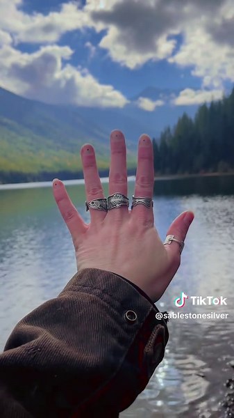 🐟🐟🐟 another big batch of fish rings ready to go! This will likely be one of the last big rounds to go out before the holidays. Thank you for the continued support on these - it’s still absolutely mind blowing to see orders coming in every single day 🥲 If you’re seeing these for the first time - I offer them in both sterling silver and bronze, singles or sets of 3. They are cast and then oxidized, hand polished, bent to your size, and packaged up with love and a fish sticker. My favorite ever
