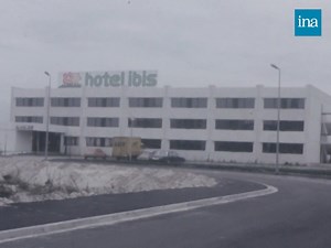 Novotel, Ibis , Formule 1... C'est à Gérard Pélisson que l'on doit ces hôtels incontournables en France. Le co-fondateur du groupe Accor est décédé ce lundi 6 mars à l'âge de 91 ans. Il avait lancé en 1967 avec son complice Paul Dubrule le tout premier Novotel à Lille, en s'insipirant des hôtels de luxe aux États-Unis. | INA