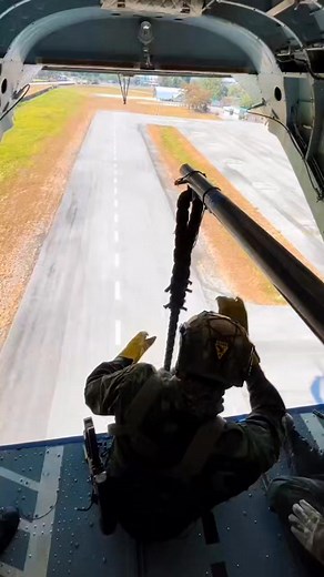 Fast-roping Thailand Army 🇹🇭 🎥 SM1.Pongsakorn #ทหารบกไทย #mi17v5 #Army #Aviation #SpecialForces | Mi-17V5 Team Thailand
