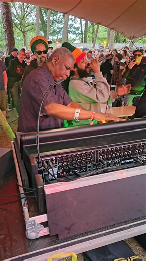 🌿🔥 DUB Forest VIBES! 🔥🌿 The Scientist ft. Micah Shemaiah 🇯🇲 brought pure roots & dub magic to Dub Forest at Reggae Geel Festival! Massive energy, deep riddims, and irie sunshine all day long ☀️🌳🔊 #ReggaeGeel #DubForest #TheScientist #MicahShemaiah #RootsAndCulture #LegendarySession #Dubwise | Reggae-agenda