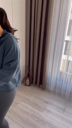 A Dyson Purifier Cool Autoreact™ légtisztító automatikusan érzékeli a levegőminőséget, és valós időben mutatja meg az adatokat. A HEPA H13 szűrő megköti a gázokat és az ultrafinom részecskéket. Az aktívszén réteg eltávolítja a szagokat és a gázokat, beleértve az illékony szerves vegyületeket (VOC) is. @busrayilmazdemirci | Dyson