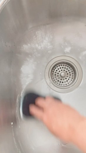 Not sure where to start with the Clean Mama Routine? Just start with the Daily Tasks! Start with one and add more as they are working for you. ✔️make bed(s) ✔️check floors ✔️wipe counters ✔️clutter ✔️laundry Watch your home start to ✨sparkle! Find out more on the Start Here page! #cleanmama | CLEAN MAMA