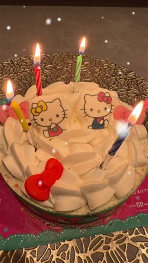 今年は31 ハローキティ クリスマス アイスクリーム ケーキ🎂🎀 真っ白なホイップクリームでデコレーション♥️ ハローキティと双子の妹ミミィは砂糖菓子、赤とピンクのリボンはチョコレートでできているよ🍫 #クリスマス#ケーキ#31アイス #サンリオ#キティちゃん