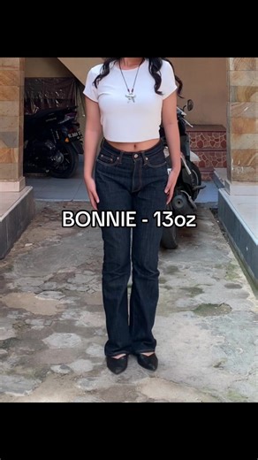 BONNIE - Raw denim 13oz sanforize dengan cuttingan bootscut akan menciptakan kesan kaki lebih jenjang dan proporsi badan yang tegas. Produk ini tersedia secara MTO (make to order).