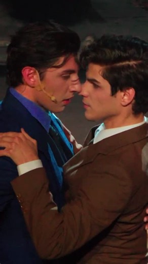 Access Nelson Carreras on Instagram: "Thrill Me, Shanghái / @soynelsoncarreras & @luisanduaga_ 👓🩸 20.08.25 Great Theatre of China 📸: 今夜月明人尽望 vía Rednote #musical #thrillme #theatre #thrillmemusical #thrillmethemusical #musicaltheatre #nelsoncarreras #luisanduaga #blmusical #teatromusical #lgbt"