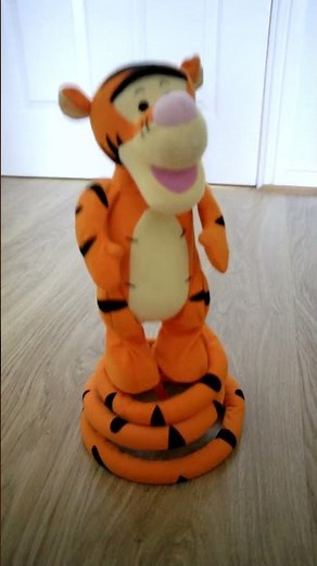 DISNEY WINNIE THE POOH TURBO TAIL BOUNCING & SINGING TIGGER