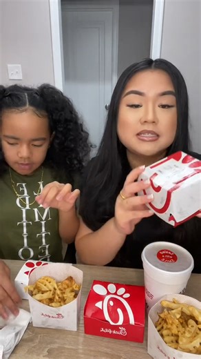24K views · 566 reactions | CHICK FIL’ A MUKBANG!! #chickfila #mukbang #mukbangeatingshow #foodies #foodie #foodtok #fyp #foryoupage #foryouシ | Aubreyand Nikki | Facebook