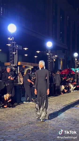 The fashion’s top models are dancing on the runway at the Vogue event #vogueworld #voguerunway #nyfw #catwalk #supermodels #newyorkcity #fashionshow #spotted #emrata #kendalljenner #lilamoss #lindaandheather #fyp