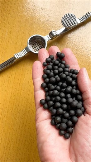 Cute marshmallows 🍬⚫⚫⚫ #pineapple #asmr #satisfying