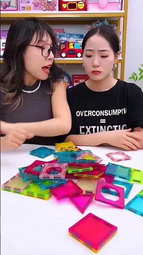 She tries to build a house… but her sister destroys it every time 😂🏠