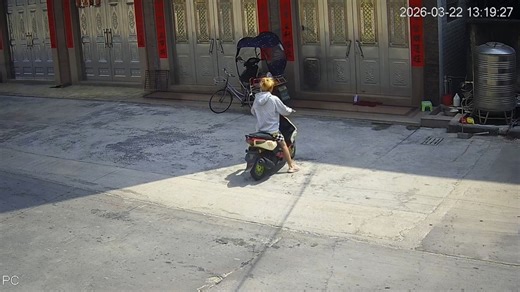 Boy crashes scooter into gate and falls in Guangdong, China
