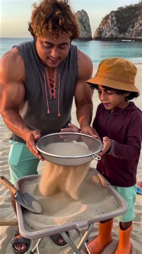¡Descubriendo un tesoro enterrado en la arena de la playa! 🏝️✨