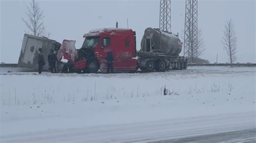 EN IMAGES | Une cinquantaine de véhicules impliqués dans une série de collisions sur l’autoroute 10