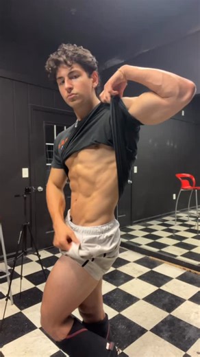 Matt Speroni on Instagram: "Leg and ab days so you only have one gym day a week you hate 🤓👆💡"