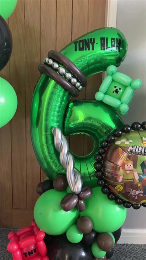 Minecraft balloons💚 Single stack paired with 2 clusters💚🖤 #minecraft #balloonstylist #balloonstack #heliumballoons #balloondisplay