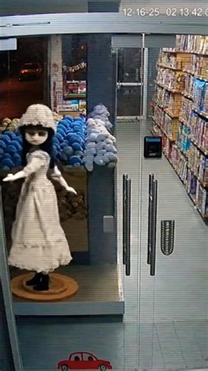 Caught on Security Camera: how opened the store doors at the end