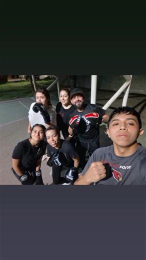 Foto de clase 6 a 7 pm ...mándame inbox para personalizar tu clase de 7 am a 8 pm. Acondicionamiento físico y boxeo 🥊💯 hoy anduvieron con todo Mayela GarciaLeal Angy Tello 👊 | Juanka Saenz