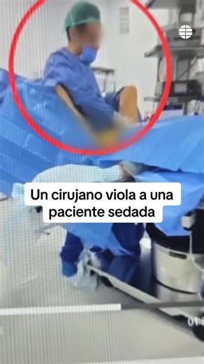 Violaba a sus pacientes sedadas en pleno quirófano Ya son las tres mujeres que denuncian al cirujano estético de Murcia detenido tras ser grabado violando presuntamente a una paciente. Las mujeres que han denunciado expresan su temor por la posibilidad de haber sufrido abusos sin poder recordarlo. El abogado de la víctima que aparece en las escenas del atestado policial asegura que la mujer se encuentra