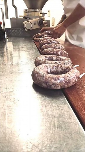 Metzgerei Albrecht / Abfüllen und Abbinden unserer Rohpolnischen Rohwurst. ♥️🔥