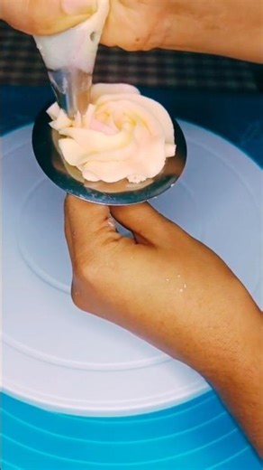 Cake Decorating Made Easy with Icing Flowers #cake #christmascakedesign #Icingflower