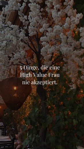 1. Halbe Zusagen. „Vielleicht“, „Mal schauen“, „Ich melde mich“ – sie erkennt den Unterschied zwischen Interesse und Zeitvertreib. Und sie wartet nicht auf Krümel. 2. Respektlosigkeit im Gewand von Humor. „War doch nur Spaß“ zählt nicht. Sie weiß, dass Witze auf ihre Kosten keine Witze sind. 3. Ständige Rechtfertigung für sein Verhalten. Sie erklärt sich nicht mehr, warum er sich nicht meldet. Sein Verhalten spricht für sich. 4. Einseitige Energie. Sie gibt nicht 80, während er 20 gibt. Sie erke