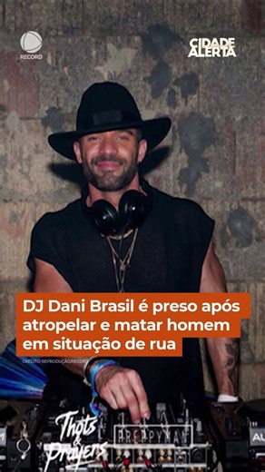 Daniel Santana, de 44 anos, conhecido como DJ Dani Brasil, foi preso após atropelar e matar Carlos Alberto, de 57 anos. Segundo as informações, o DJ dirigia um carro de luxo embriagado, fugiu da polícia e arrastou a vítima por cerca de 600 metros. Após abandonar o veículo, ele tentou escapar a pé e chegou a se jogar em uma piscina, mas foi preso pela Polícia Militar. 👉 Assista à íntegra do #CidadeAlerta em R7.com/cidadealerta