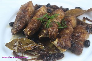 HUMBA RECIPE INGREDIENTS: 500g Pork Belly (cut into serving sizes) 1/2 cup Vinegar 1/2 cup Soy Sauce 1 cup Pineapple Juice 1 tsp. Peppercorns 1 tbsp. Brown Sugar Bay Leaves 1/2 cup Black Beans (tausi) 1/2 cup Dried Banana Blossoms 1 medium sized Onions (chopped) 4 cloves Garlic (minced) Salt Pepper Canola Oil Full recipe: https://www.delishph.com/humba-recipe/ Special thanks to: Masflex: http://masflex.com.ph Masflex Kitchenpro: http://www.kitchenpro.com.ph Watch more cooking videos: https://www