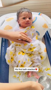 His very first bath❤️and guess what? He didn’t cry at all! 🥹💧 He enjoyed it so calmly because we swaddled him during the bath. 💕 If you are giving your newborn their first bath, try swaddling ..it makes them feel safe and comfortable. Such a beautiful memory for us❤️ Bathtub details check @infantso.baby | Ved sp